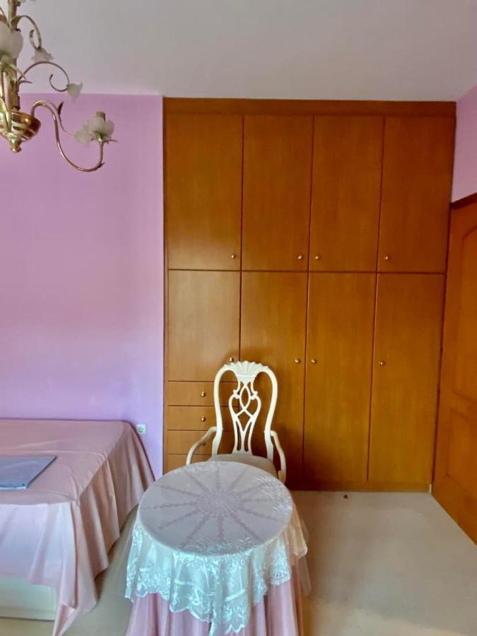 Dora'S Nest 5' Min From The Airport. Apartman Szpáta Kültér fotó